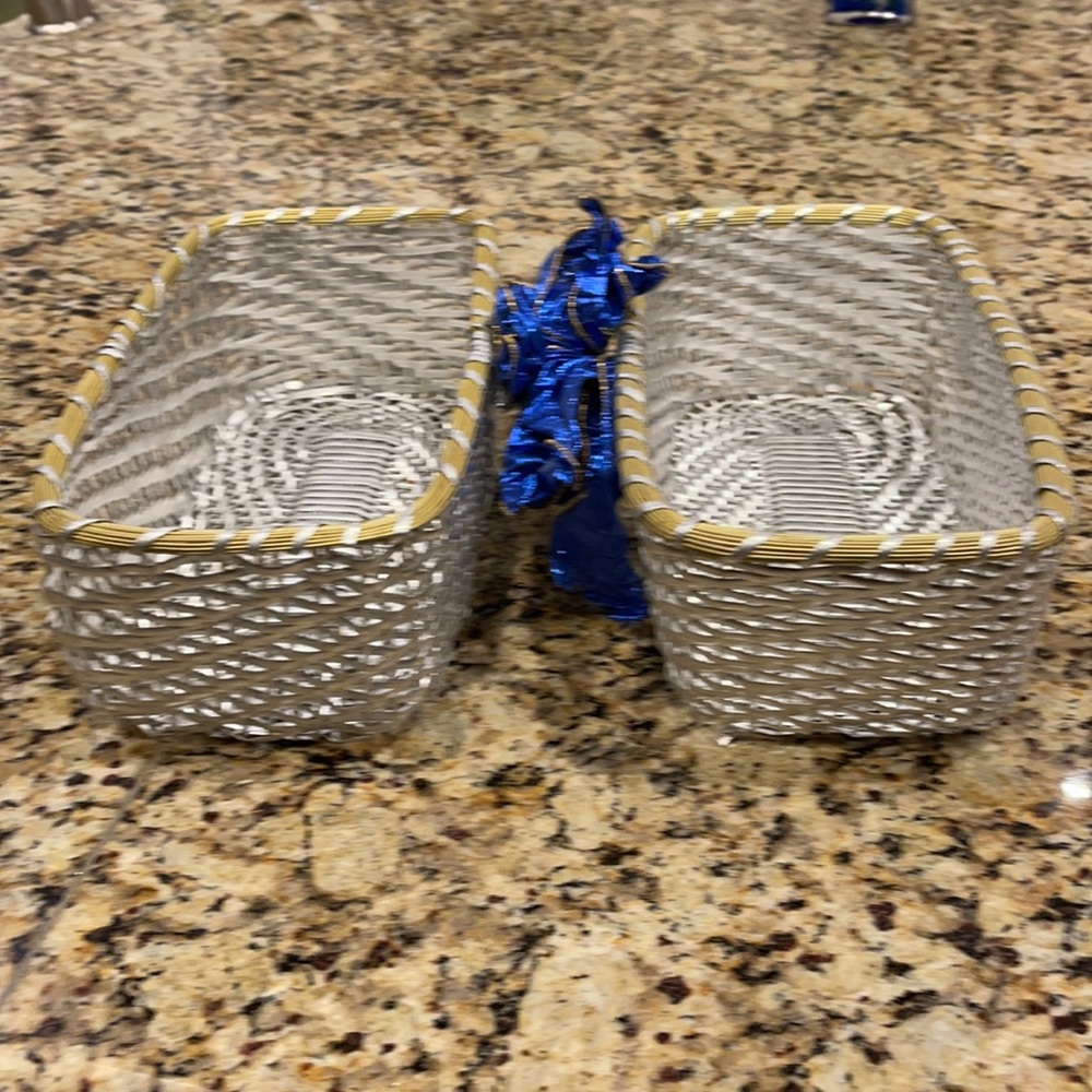 🌷 2 METAL BASKETS 10.5 x 6 INCHES